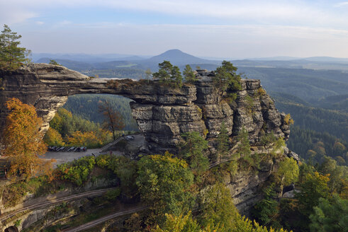 Tschechische Republik, Böhmische Schweiz, Elbsandsteingebirge, Blick auf Pravcicka brana - RUEF001713