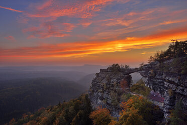 Tschechien, Böhmische Schweiz, Elbsandsteingebirge, Blick auf Pravcicka brana bei Sonnenuntergang - RUEF001714