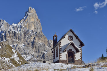 Italien, Trentino, Dolomiten, Passo Rolle, kleine Kirche vor der Bergspitze des Cimon della Pala - RUEF001716