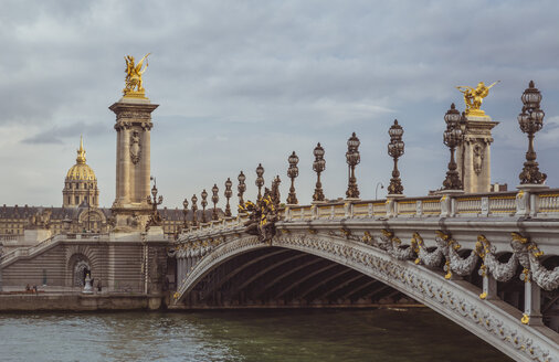 Frankreich, Paris, Pont Alexandre III, Seine - LCU000014