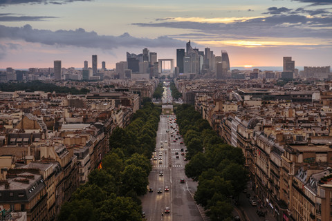 Frankreich, Paris, La Defense und Stadtbild bei Sonnenuntergang, lizenzfreies Stockfoto