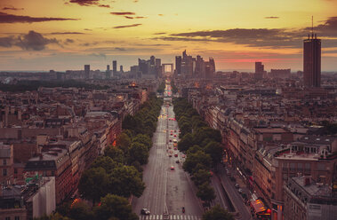 Frankreich, Paris, La Defense und Stadtbild bei Sonnenuntergang - LCU000017