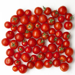 Feuchte Mini-Tomaten auf weißem Grund - SRSF000614