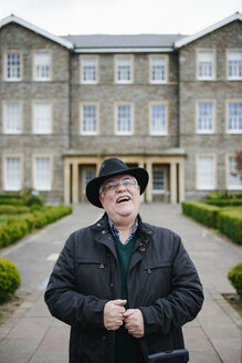 UK, Bristol, portrait of laughing senior man wearing black hat - JCF000012