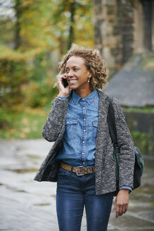 Portrait of smiling woman telephoning with smartphone - JCF000013