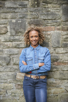 Portrait of smiling woman wearing denim shirt and jeans - JCF000024