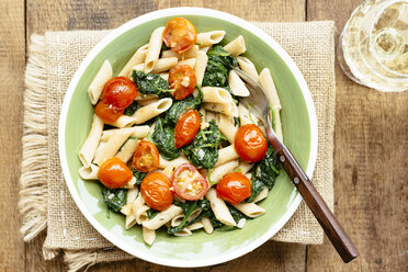 Vollkorn-Penne-Nudeln mit Spinat, Knoblauch und Tomaten - HAWF000933