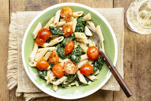 Wholegrain Penne Pasta with Spinach, Garlic and Tomatoes - HAWF000933