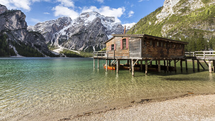 Italy, South Tyrol, Dolomites, Fanes-Sennes-Prags Nature Park, Lake Prags with Seekofel, boathouse - STSF001009
