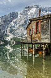 Italien, Südtirol, Dolomiten, Naturpark Fanes-Sennes-Prags, Pragser Wildsee mit Seekofel, Bootshaus - STSF001013