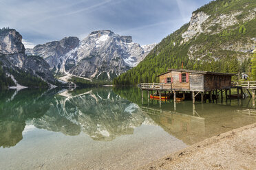 Italy, South Tyrol, Dolomites, Fanes-Sennes-Prags Nature Park, Lake Prags with Seekofel, boathouse - STSF001014