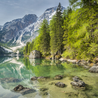 Italien, Südtirol, Dolomiten, Naturpark Fanes-Sennes-Prags, Pragser Wildsee mit Seekofel - STSF001016