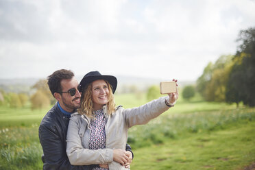 Glückliches Paar macht Selfie mit Smartphone - JCF000045