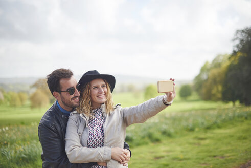 Happy couple taking selfie with smartphone - JCF000045