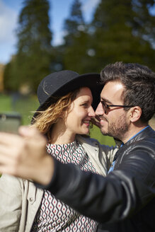 Couple in love taking selfie with smartphone - JCF000051