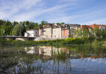 Germany, Bavaria, Upper Bavaria, Isarwinkel, Bad Toelz, spa town, pond at Isar riverside - SIEF007028