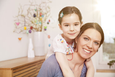 Happy mother with her little daughter at home - MFF002983