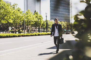 Young man on the move in the city - UUF007540