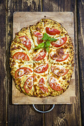 Hausgemachte Pizza mit Blumenkohl und Tomaten - SARF002728