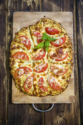 Homemade pizza with cauliflower and tomatoes - SARF002728