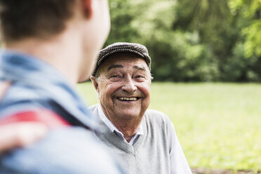 Porträt eines älteren Mannes im Gespräch mit seinem Enkelsohn - UUF007595