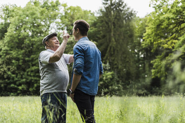 Großvater im Gespräch mit seinem Enkelsohn - UUF007601