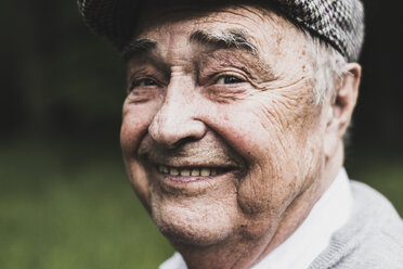 Portrait of smiling senior man - UUF007603