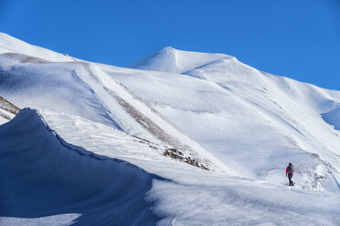Italy, Umbria, Sibillini National Park, Hiker on mountain Vettore in winter - LOMF000274