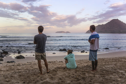 Indonesien, Insel Sumbawa, Junge Leute am Strand - KNTF000295