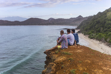 Indonesien, Insel Sumbawa, Junge Leute sitzen auf einem Aussichtspunkt - KNTF000298