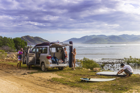 Indonesien, Sumbawa, Auto, Surfer am Strand, lizenzfreies Stockfoto