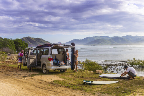 Indonesia, Sumbawa, car, surfer at the beach - KNTF000300