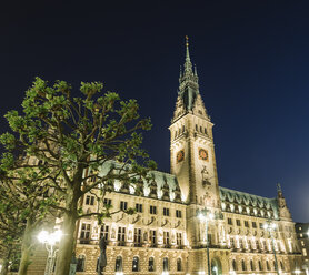 Deutschland, Hamburg, Rathaus bei Nacht - KRPF001753