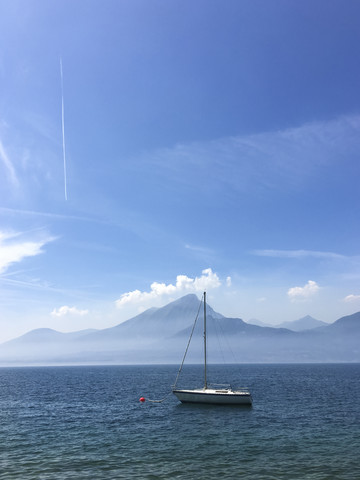 Italien, Boot auf dem Gardasee, lizenzfreies Stockfoto