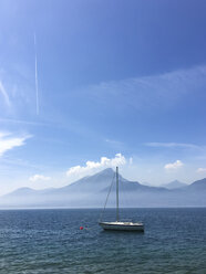 Italien, Boot auf dem Gardasee - LVF004922