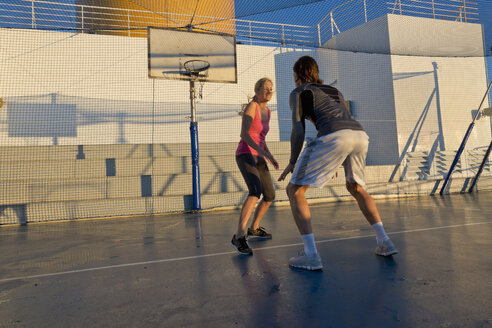 Paar spielt Basketball auf einem Deck eines Kreuzfahrtschiffs - ONBF000044