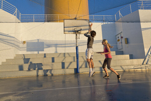 Paar spielt Basketball auf einem Deck eines Kreuzfahrtschiffs - ONBF000045