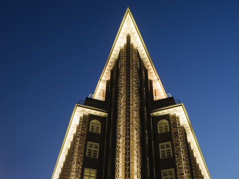 Deutschland, Hamburg, Teilansicht des beleuchteten Chilehauses zur blauen Stunde, lizenzfreies Stockfoto