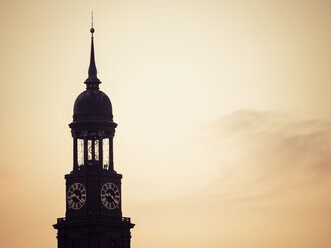 Deutschland, Hamburg, Turm der St. Michaelis Kirche in der Abenddämmerung - KRPF001761