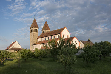 Deutschland, Landkreis Konstanz, Reichenau-Niederzell, Romanische Kirche St. Peter und Paul - ELF001738