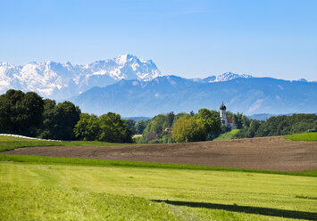 Deutschland, Bayern, Oberbayern, Fünfseenland, Alpenvorland, Holzhausen, Zugspitze im Hintergrund - SIEF007031