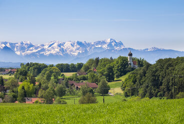 Deutschland, Bayern, Oberbayern, Fuenfseenland, Alpenvorland, Holzhausen, Wettersteingebirge und Zugspitze - SIEF007032