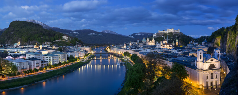 Österreich, Salzburg, Panoramablick auf Salzach, Altstadt und Burg Hohensalzburg, blaue Stunde - YRF000105