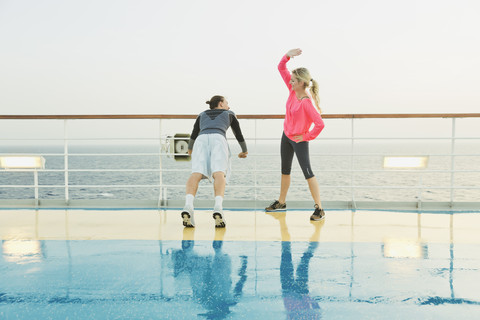 Paar bei leichtem Workout auf einem Schiffsdeck, Kreuzfahrtschiff, Mittelmeer, lizenzfreies Stockfoto