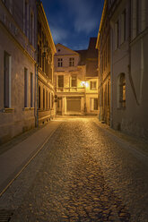 Deutschland, Brandenburg, Perleberg, Enge Straße und kleine Häuser in der historischen Altstadt bei Nacht - NKF000460