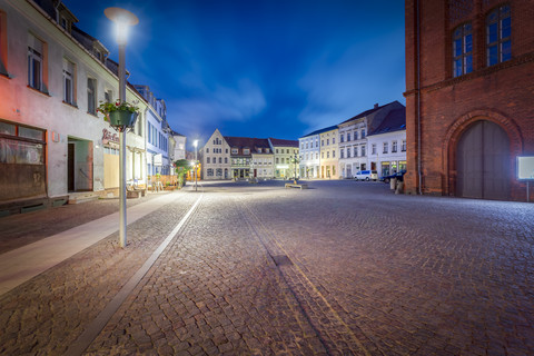 Deutschland, Brandenburg, Perleberg, Marktplatz in der historischen Altstadt bei Nacht, lizenzfreies Stockfoto