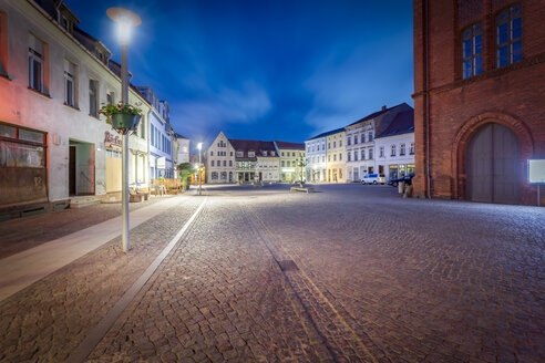Deutschland, Brandenburg, Perleberg, Marktplatz in der historischen Altstadt bei Nacht - NKF000462