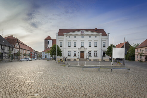 Deutschland, Brandenburg, Wusterhausen: Rathaus und Marktplatz mit Kunstinstallation und kleinem Springbrunnen - NKF000463