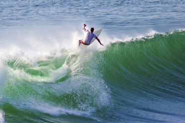 Indonesien, Bali, Surfer auf Welle - KNTF000312