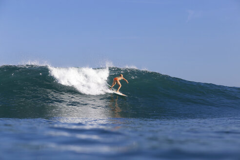 Indonesien, Bali, Surferin auf Welle - KNTF000313